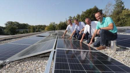 Zufriedene Gesichter bei strahlendem Sonnenschein (v.l.n.r.): Holger Repenning Leiter AWO-Altenheim Göggingen , Jürgen Popp LEW, Dieter Egger Vorstandsvorsitzender AWO Schwaben und Jürgen Münzer LEW nehmen die PV-Dachanlage am AWO-Standort in Göggingen in Augenschein. Foto: LEW / Hochgemuth
