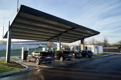 Der Ladepark in Duisburg kombiniert über ein intelligentes Energiemanagementsystem vier Gleichstrom-Schnellladestationen mit je 150 kW Leistung, zwei Wechselstrom-Ladestationen mit je 2 x 22kW, eine Batteriestation mit 210 kWh Kapazität sowie ein Solardach. Foto: Innogy Der Ladepark in Duisburg kombiniert über ein intelligentes Energiemanagementsystem vier Gleichstrom-Schnellladestationen mit je 150 kW Leistung, zwei Wechselstrom-Ladestationen mit je 2 x 22kW, eine Batteriestation mit 210 kWh Kapazität sowie ein Solardach. Foto: Innogy
