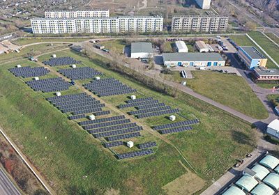 Die neue Solaranlage auf einer großen Freifläche des HWS-Betriebsgeländes im Süden von Halle hat eine installierte Leistung von 748 kWp. (Foto: Stadtwerke Halle GmbH) Die neue Solaranlage auf einer großen Freifläche des HWS-Betriebsgeländes im Süden von Halle hat eine installierte Leistung von 748 kWp. (Foto: Stadtwerke Halle GmbH)