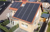 Auf der linken Dach-Seite fanden neun Module mit jeweils 295 Watt Leistung Platz, auf der rechten sind es 22 Module mit 330 Watt. So kommt die Anlage in Heinsberg auf 9,915 Kilowatt Leistung. (Foto: H-S-E-Tec GmbH)
