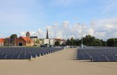 Hinter dem Gaswerk in Rostock ist eine PV-Freiflächenanlage entstanden (Foto: Stadtwerke Rostock AG)