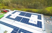 Die Module wurden auf dem Flachdach in flachem Winkenl aufgeständert (Foto: WI Energy GmbH)