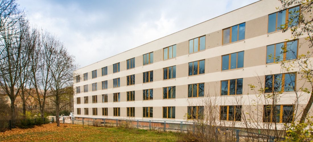 NATURSTROM hat auf dem Dach des frisch sanierten ehemaligen Verwaltungsgebäudes durch seine Partnerfirma SunStrom eine Solaranlage mit einer Leistung von 30 Kilowatt peak installieren lassen. Foto:NATURSTROM