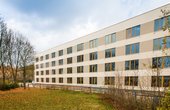 NATURSTROM hat auf dem Dach des frisch sanierten ehemaligen Verwaltungsgebäudes durch seine Partnerfirma SunStrom eine Solaranlage mit einer Leistung von 30 Kilowatt peak installieren lassen. Foto:NATURSTROM