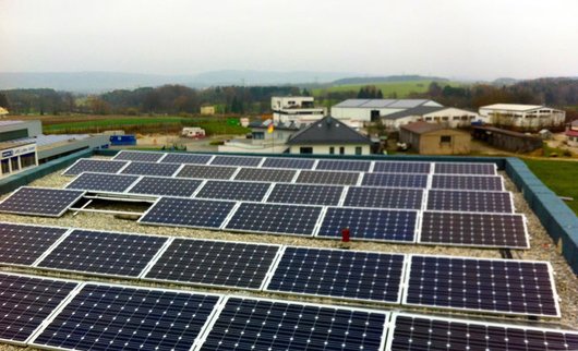 Blick auf die Solaranlage auf dem Ärztehaus in Eckental (Foto: iKratos Solar und Energietechnik GmbH) Blick auf die Solaranlage auf dem Ärztehaus in Eckental (Foto: iKratos Solar und Energietechnik GmbH)