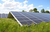 Freiflächen-Solaranlage mit einer Leistung von 240 Kilowatt peak in Eggolsheim (Foto: NATURSTROM AG)