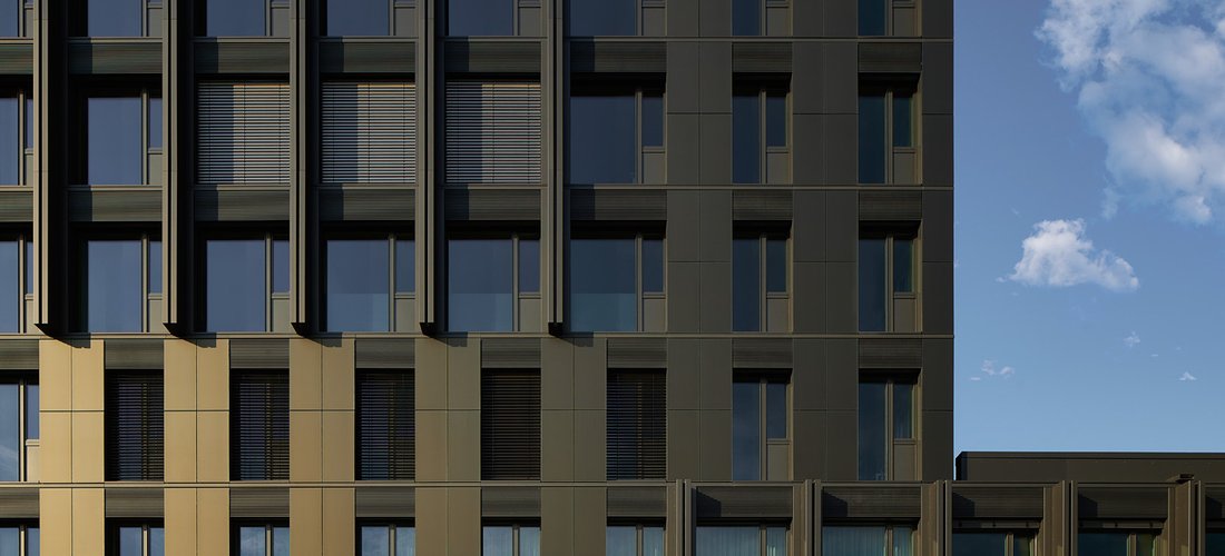 Das neue Gebäude auf dem ehemaligen Güterbahnhof in Tübingen spart durch Solarfassade jährlich rund 30 Tonnen CO2 ein. (Foto: AVANCIS GmbH)