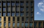 Das neue Gebäude auf dem ehemaligen Güterbahnhof in Tübingen spart durch Solarfassade jährlich rund 30 Tonnen CO2 ein. (Foto: AVANCIS GmbH)
