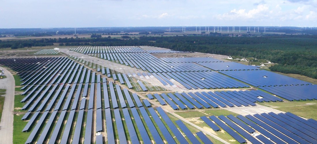 Auf dem Armeeflugplatz in Wittstock/Dosse schimmern nun Solarpaneele (Foto: OPVIUS GmbH)