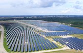 Auf dem Armeeflugplatz in Wittstock/Dosse schimmern nun Solarpaneele (Foto: OPVIUS GmbH)