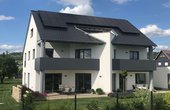 Familie Popp erzeugt mit einer Photovoltaik-Anlage und einer Wärmepumpe klimaschonend Energie für den Haushalt. (Foto: Gerhard Popp)