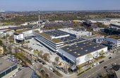 Auf dem Dach des Gewerbe- und Büroquartiers Centro Tesoro sorgt Münchens größte Aufdach-Solaranlage für klimafreundlichen Solarstrom. (Foto: Schwaiger Group)