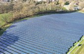 Solarpark in Glücksburg an der Ostsee aus der Vogelperspektive (Foto: phovo.de)
