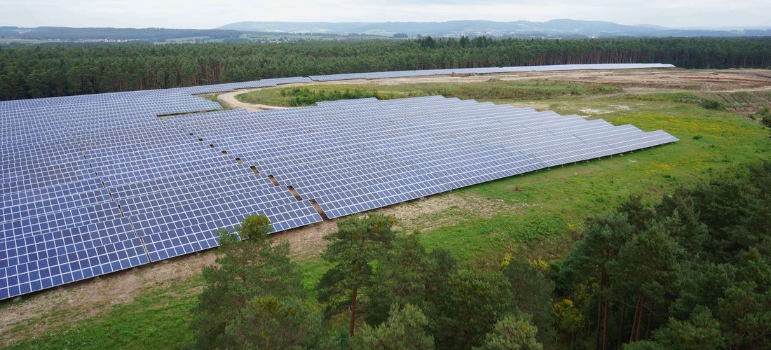 NATURSTROM hat den 2014 verwirklichten Freiflächen-Solarpark später um eine Anlage mit 750 kW Leistung ergänzt. (Foto: NATURSTROM AG)