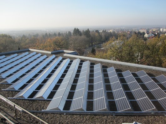 Hier sehen Sie das Schuldach mit Solaranlage (Foto: Rudolf-Rempel-Berufskolleg)