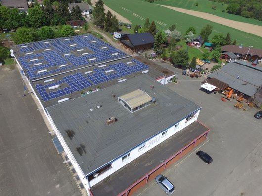 PV-Paneele auf dem Dach des Modehauses Arz in Lorch erzeugen nachhaltigen Strom (Foto: Wirsol GmbH) PV-Paneele auf dem Dach des Modehauses Arz in Lorch (Foto: Wirsol GmbH)