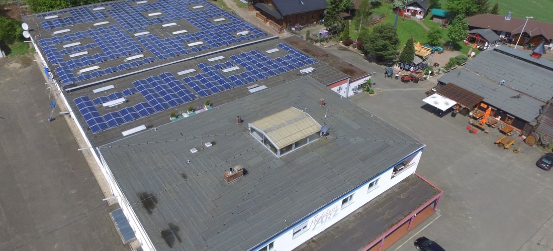 PV-Paneele auf dem Dach des Modehauses Arz in Lorch (Foto: Wirsol GmbH)