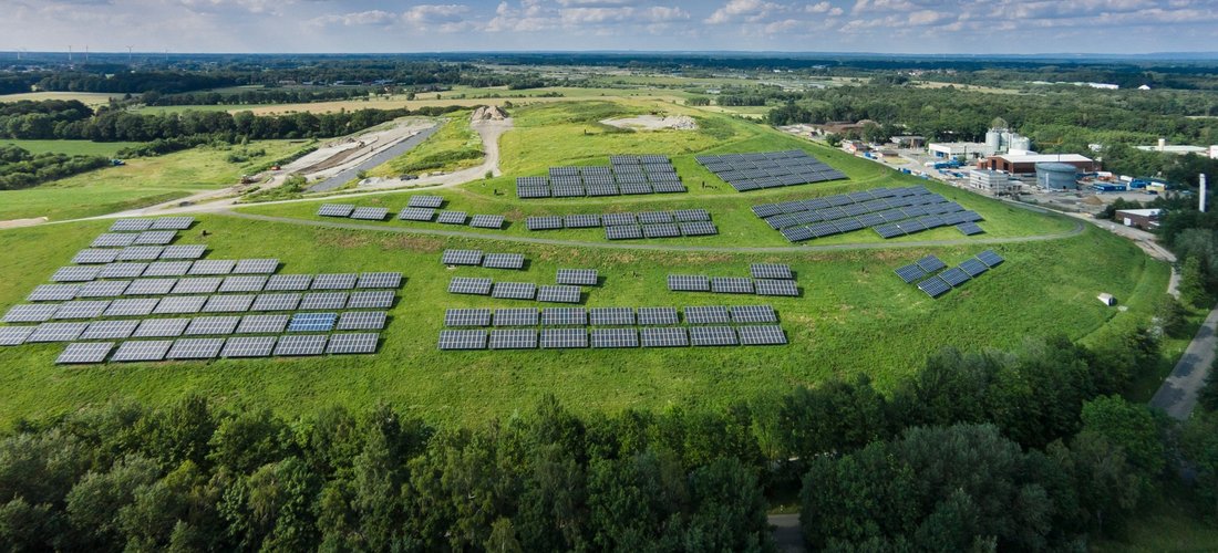 Hier sehen Sie die PV-Module auf der Deponie (Foto: Stadtwerke Münster)