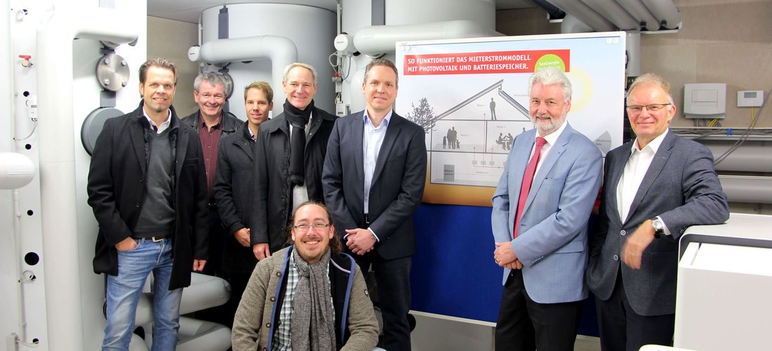 Beim Pressetermin wurde u.a. die Photovoltaik-Technik der Konstanzer Energiesparhäuser vorgestellt. (Foto: Stadtwerke Konstanz (SWK))