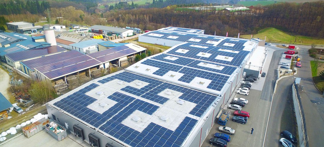 Blick auf die Solaranlage des Möbelhauses Schuh in Morbach (Foto: WI Energy GmbH)