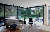 Der L-förmige Wohnbereich ist das Familienzentrum – die Übergänge in Küche und Kinderbereich sind fließend. (Foto: nieberg architect)