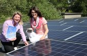 Auf dem Foto links innogy Kundenbetreuerin Silvia Rattay mit Stefanie Peuker an der neu installierten Photovoltaikanlage. (Foto: innogy SE)