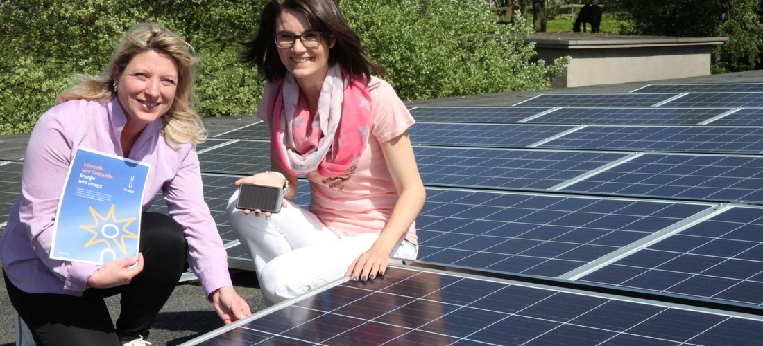 Auf dem Foto links innogy Kundenbetreuerin Silvia Rattay mit Stefanie Peuker an der neu installierten Photovoltaikanlage. (Foto: innogy SE)