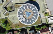 Die Tübinger Schüler können auf einem Display in der Eingangshalle live mitverfolgen, wie viel Strom die Photovoltaikanlage produziert. (Foto: Hanwha Q CELLS GmbH)
