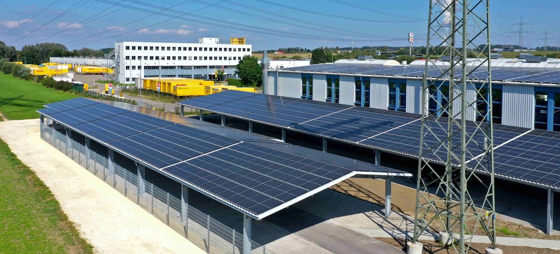 Hier sehen Sie die PV-Module auf dem Carport in Günzburg (Fotos: LEW / Bernd Feil)