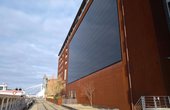 Blick auf die Photovoltaik-Fassade des Speicher7 in Mannheim (Foto: phovo.de)