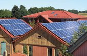 Solarmodule auf den Schuldächern (Foto: Naturstrom AG)