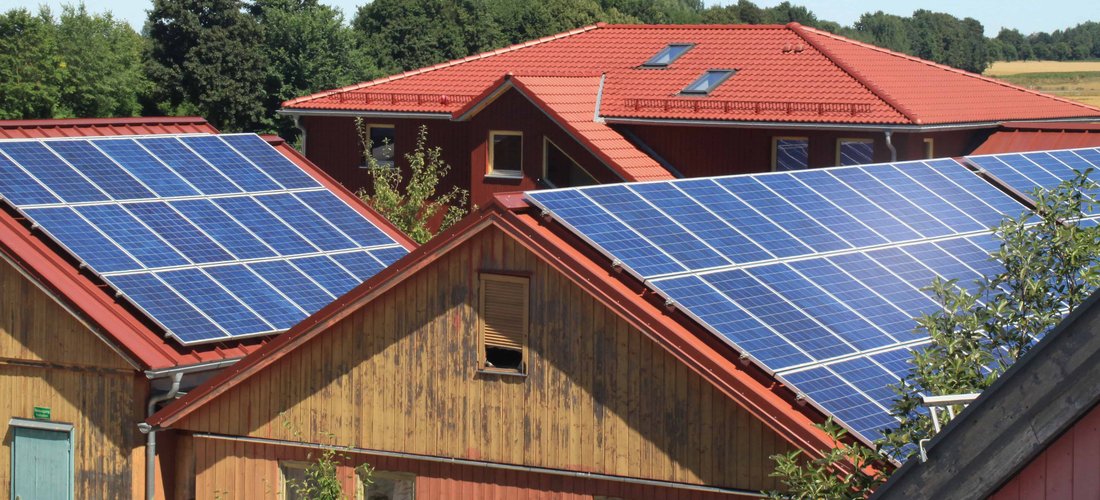 Solarmodule auf den Schuldächern (Foto: Naturstrom AG)