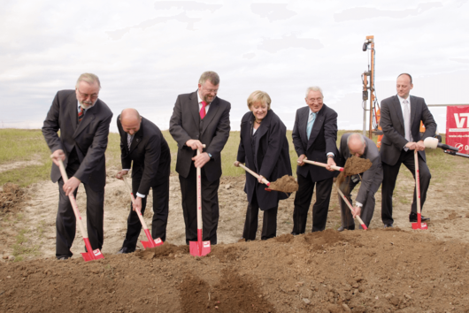 Angela Merkel beim Spatenstich des Solarparks Grimmen (Foto: © IBC SOLAR) Der Beginn der Installationsarbeiten des Solarparks Grimmen