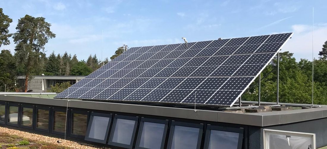 Solarmodule auf dem Dach der Schule in Karlsruhe (Foto: Europäische Schule Karlsruhe)