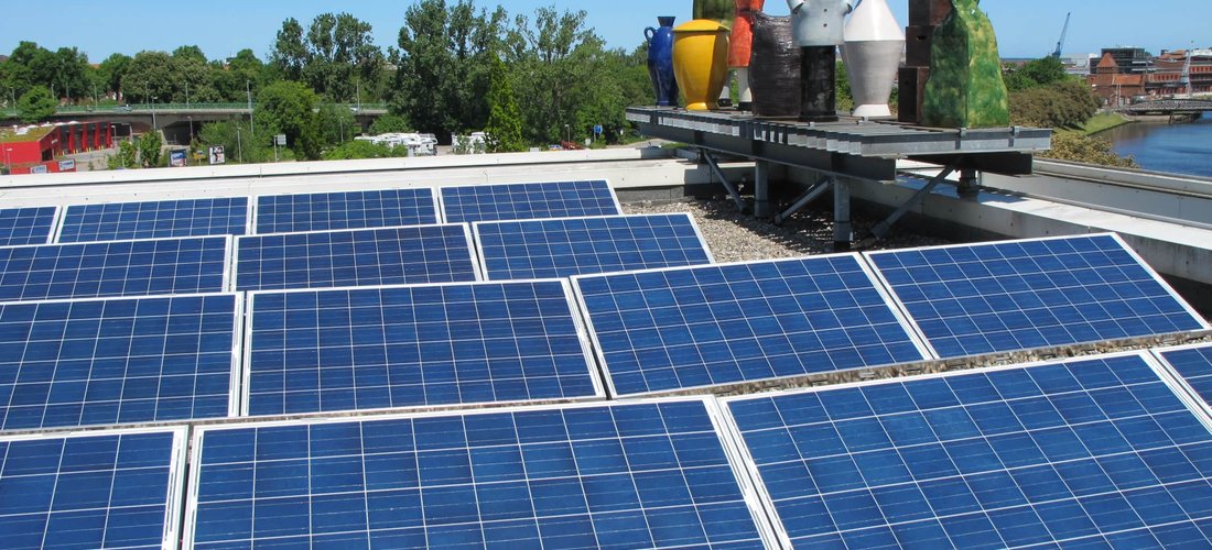 Die PV-Module auf der Musikhalle in Lübeck wurden hinter den Figuren angebracht (Foto: MUK)