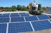 Die PV-Module auf der Musikhalle in Lübeck wurden hinter den Figuren angebracht (Foto: MUK)