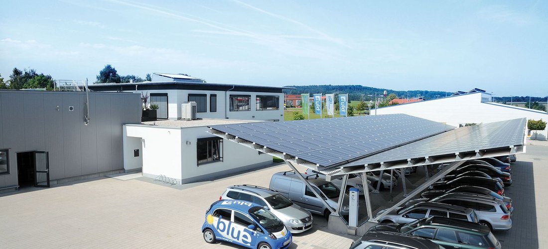 Hier sehen Sie die Solarmodule auf dem Carport (Foto: Kyocera Fineceramics GmbH)
