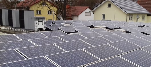 Solaranlage auf der Kindertagesstätte Einsiedlerhof in Kaiserslautern (Foto: Energiegenossenschaft LauterStrom eG) Solaranlage auf der Kindertagesstätte Einsiedlerhof in Kaiserslautern (Foto: Energiegenossenschaft LauterStrom eG)