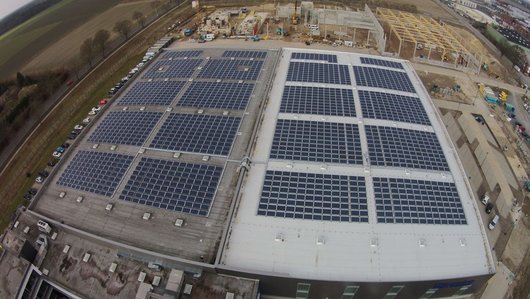 Photovoltaikanlagen zur Eigenversorgung auf der Lager- und Logistikhalle des Kosmetikherstellers Rufin/Gieseke cosmetic (Foto: IBC Solar) Hier sehen Sie die Photovoltaikanlagen von Rufin/Gieseke cosmetic