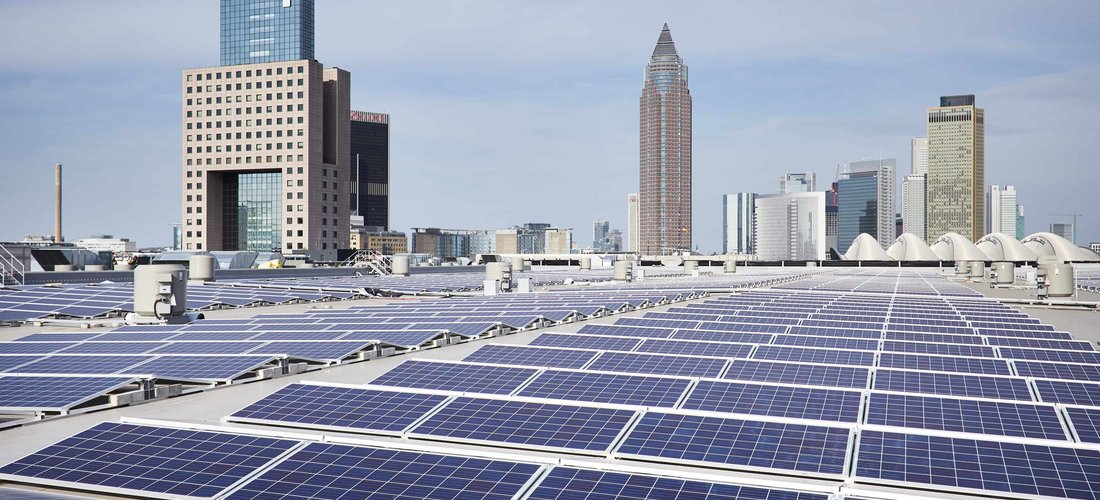 Solarmodule auf der Halle 12 in Frankfurt am Main (Foto: Messe Frankfurt GmbH / Valentin)