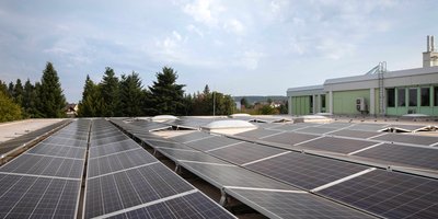 Solaranlage auf dem Dach des Polstermöbel-Spezialisten Ponsel im oberfränkischen Weidhausen. (Foto: IBC SOLAR AG / GlobalCom PR Network)