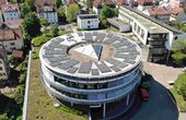 Solaranlage auf dem Runddach der Tübinger Gemeinschaftsschule an der Westbahnhofstraße. (Foto: Hanwha Q CELLS GmbH)