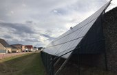 Photovoltaik-Anlage als Lärmschutzwand an der B47 in Bürstadt (Foto: phovo.de)