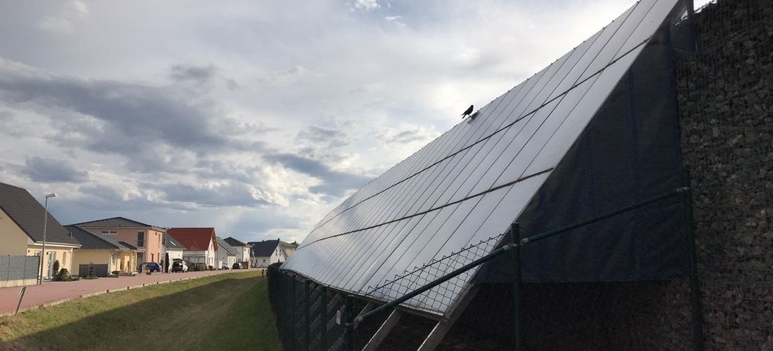 Photovoltaik-Anlage als Lärmschutzwand an der B47 in Bürstadt (Foto: phovo.de)