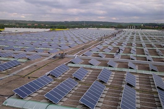 Am Standort in Ohrdruf erzeugt die Otto Group mittels einer PV-Anlage sauberen Strom (Foto: Otto GmbH & Co KG, Hamburg) Hier sehen Sie die Solaranlage der Otto Group in Ohrdruf (Foto: Otto GmbH & Co KG, Hamburg)