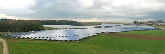 Blick auf den Solarpark Gut-Leimershof (Foto: © IBC SOLAR) Der Solarpark Gut-Leimershof in Breitengüßbach bietet Ivestitionsmöglichkeiten