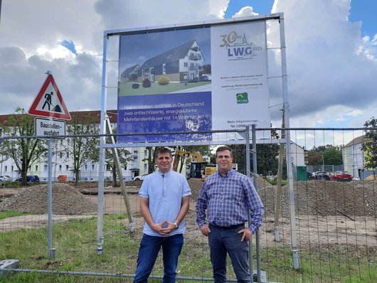 Sebastian Weber, Projektleiter für dieses Bauvorhaben bei der Lübbener Wohnungsbaugesellschaft (links im Bild), und Frank Freyer, Geschäftsführer der LWG, auf der Baustelle der ersten enttechnisierten Mehrfamilienhäuser Deutschlands. (Foto: Lübbener Wohnungsbaugesellschaft (LWG)) (Foto: Lübbener Wohnungsbaugesellschaft (LWG))