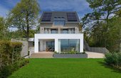 Ein lichtdurchflutetes Eigenheim mit sensationellem Ausblick: Das „Haus am See“  in Langenargen von Baufritz schmeichelt dem Auge und bietet dank weitsichtiger Planung beste Optionen für die Zukunft. Foto: Baufritz