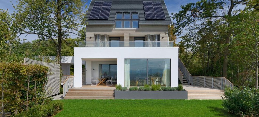 Ein lichtdurchflutetes Eigenheim mit sensationellem Ausblick: Das „Haus am See“  in Langenargen von Baufritz schmeichelt dem Auge und bietet dank weitsichtiger Planung beste Optionen für die Zukunft. Foto: Baufritz