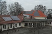Hier sehen Sie die Solarmodule auf dem Schuldach in Bremerhaven (Foto: Sonnenklar GbR)